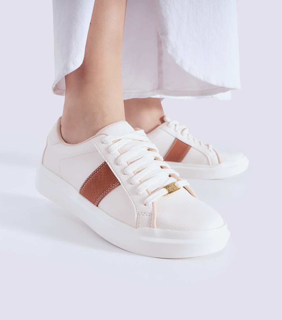 Tenis Para Mujer Con Detalle En Contraste Y Cordones Ivy Derek 828215 BL