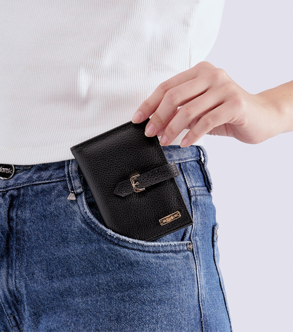 Billetera Pequena En Cuero Unicolor Dayanna Derek 831461 NG