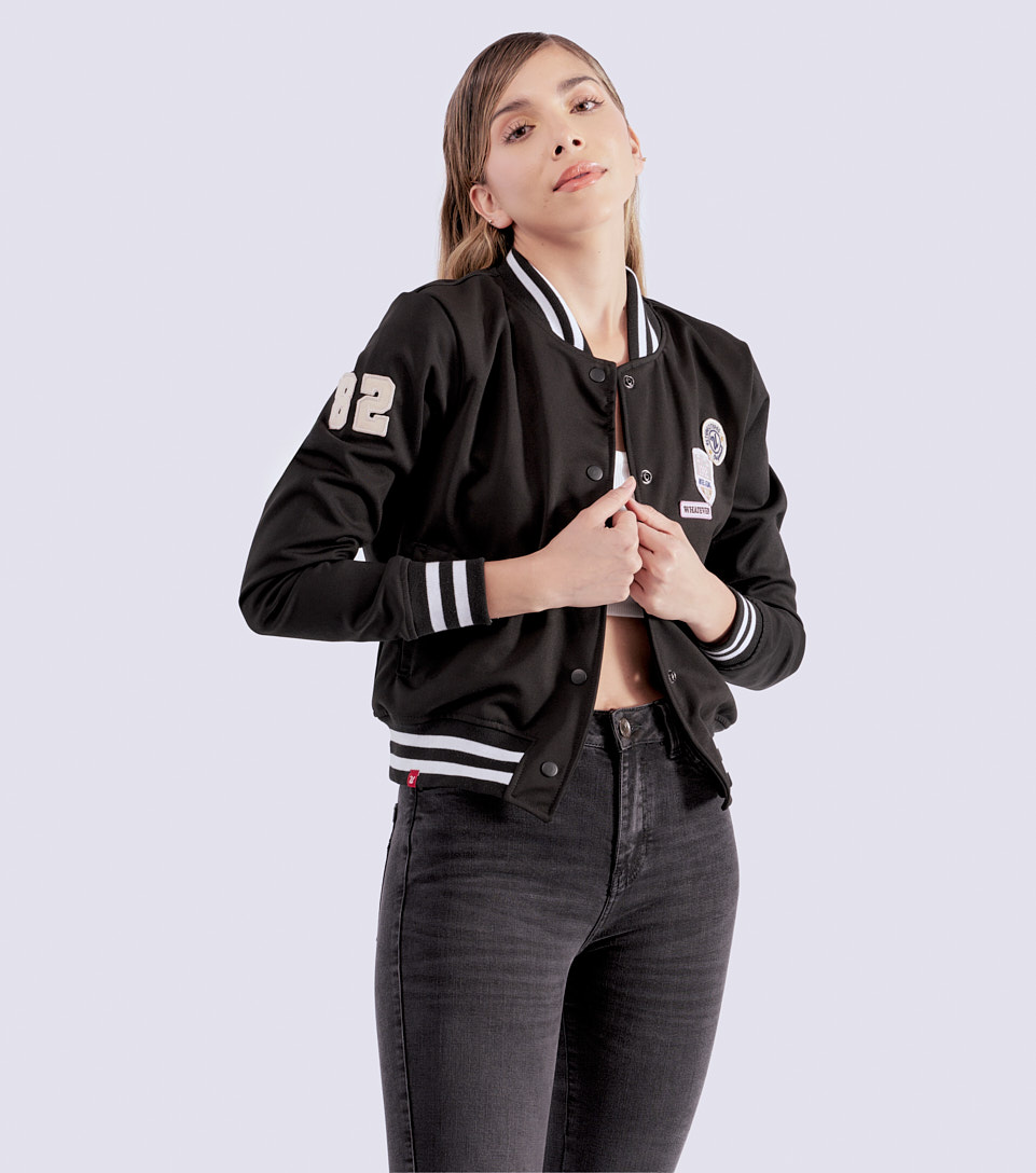 Chaqueta Para Mujer Varsity Unicolor Con Broches Para Ajustar Unser 830851 NG