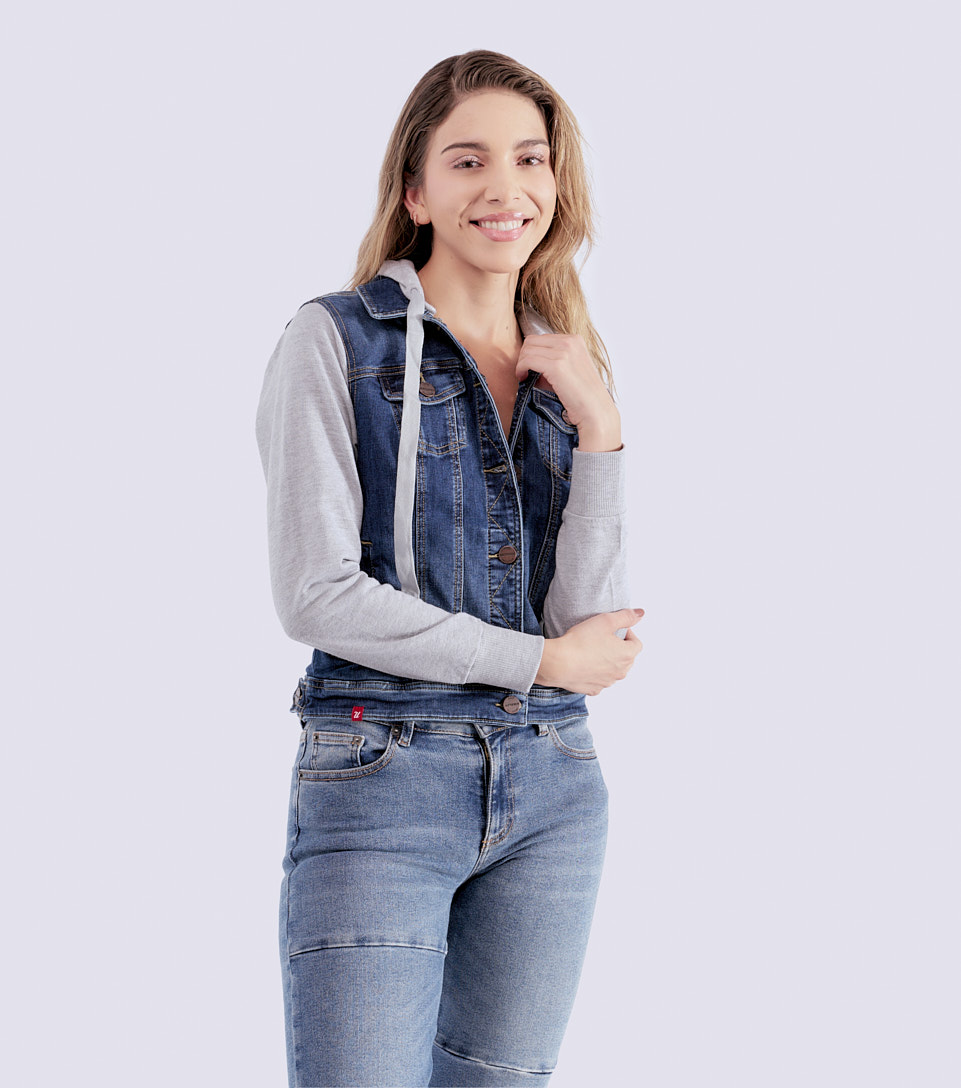 Chaqueta Para Mujer En Indigo Con Capota Y Manga En Burda Unser 830850 AZ