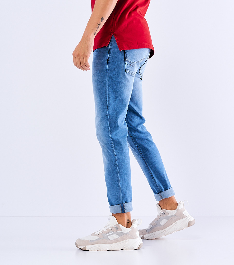 Jean Para Hombre Con Proceso Claro Y Rotos En Piernas Con Grafias Unser 829039 AZ