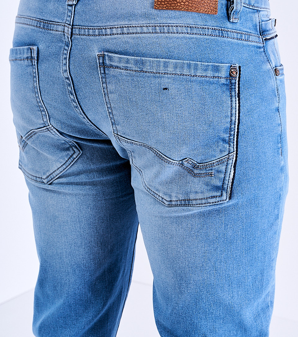 Jean Para Hombre Con Proceso Claro Y Rotos En Piernas Con Grafias Unser 829039 AZ