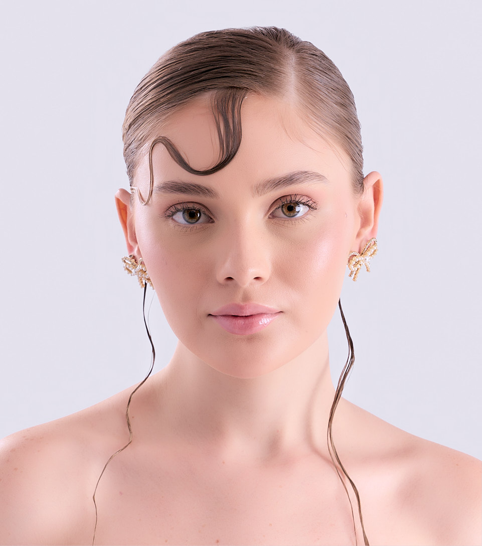 Aretes Forma De Corbatin Con Piedra Imitacion Perla Derek 830509 DO