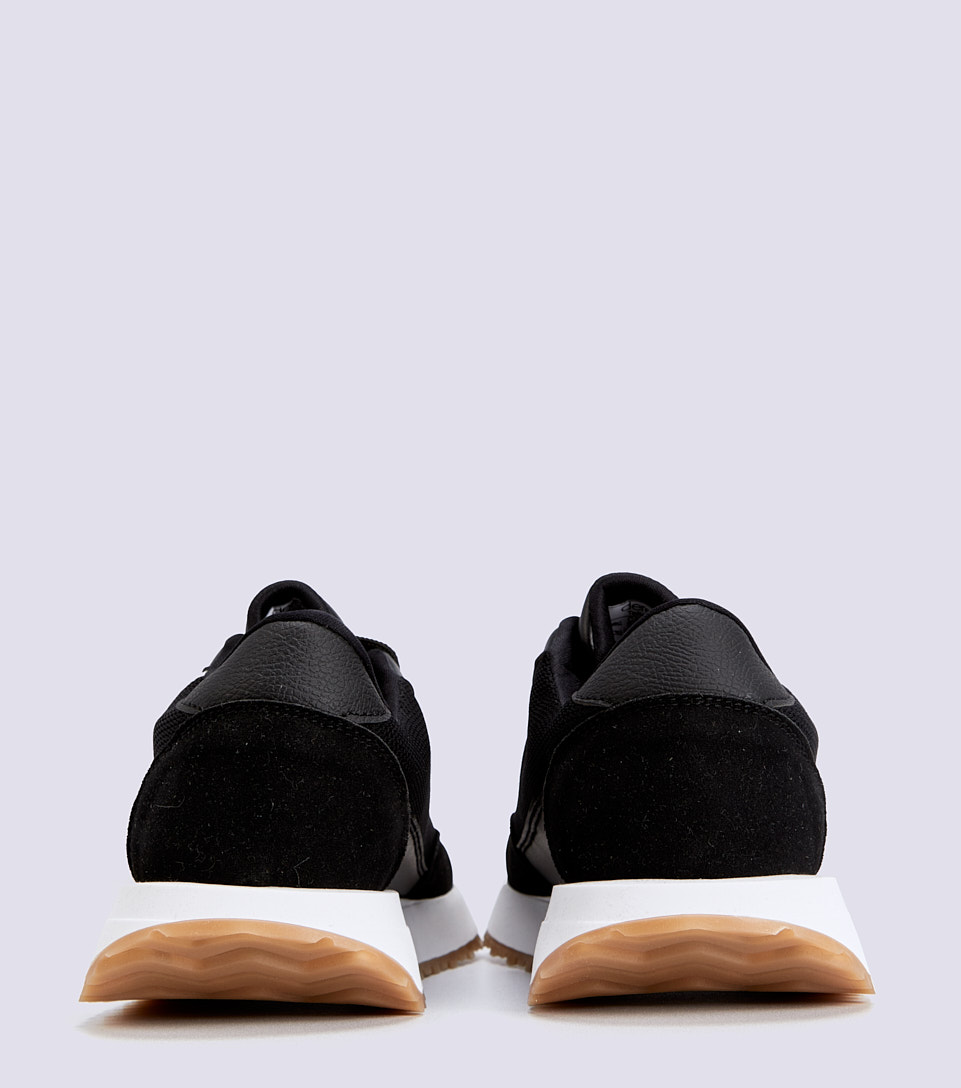 Tenis para mujer material con diferentes texturas suela blanca