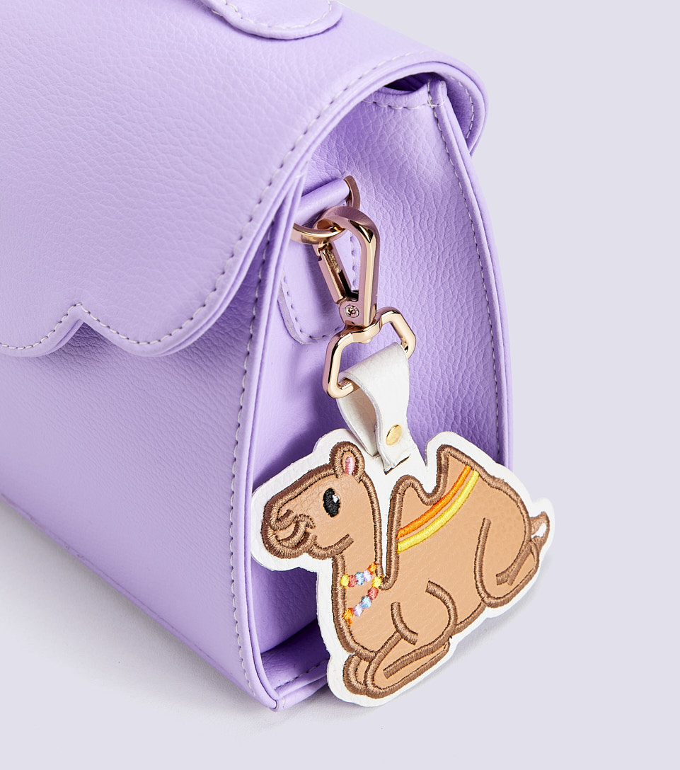 Karen Llavero De Camello CloverAR