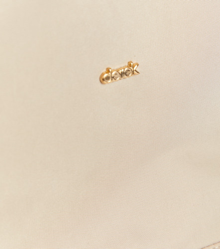 Bolso Para Mujer Tipo Morral Con Herrajes Dorados Shannon DerekAR