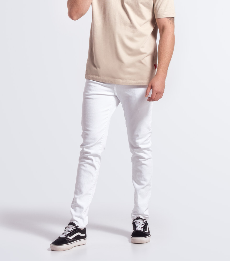 Iron Eider Jean Blanco Con Rasgunos UnserBL