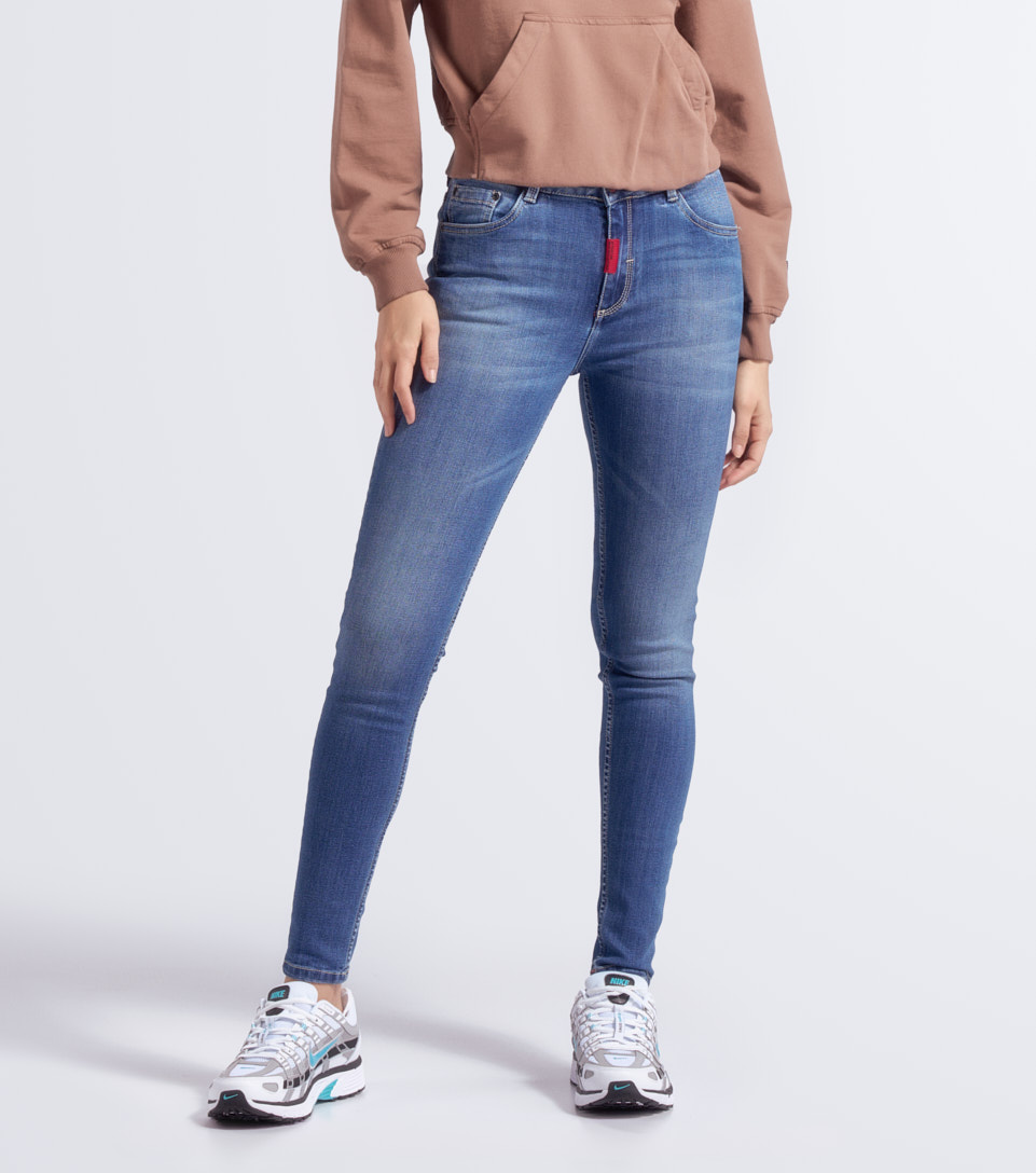 Leslie Jean Femenino GroggyAD