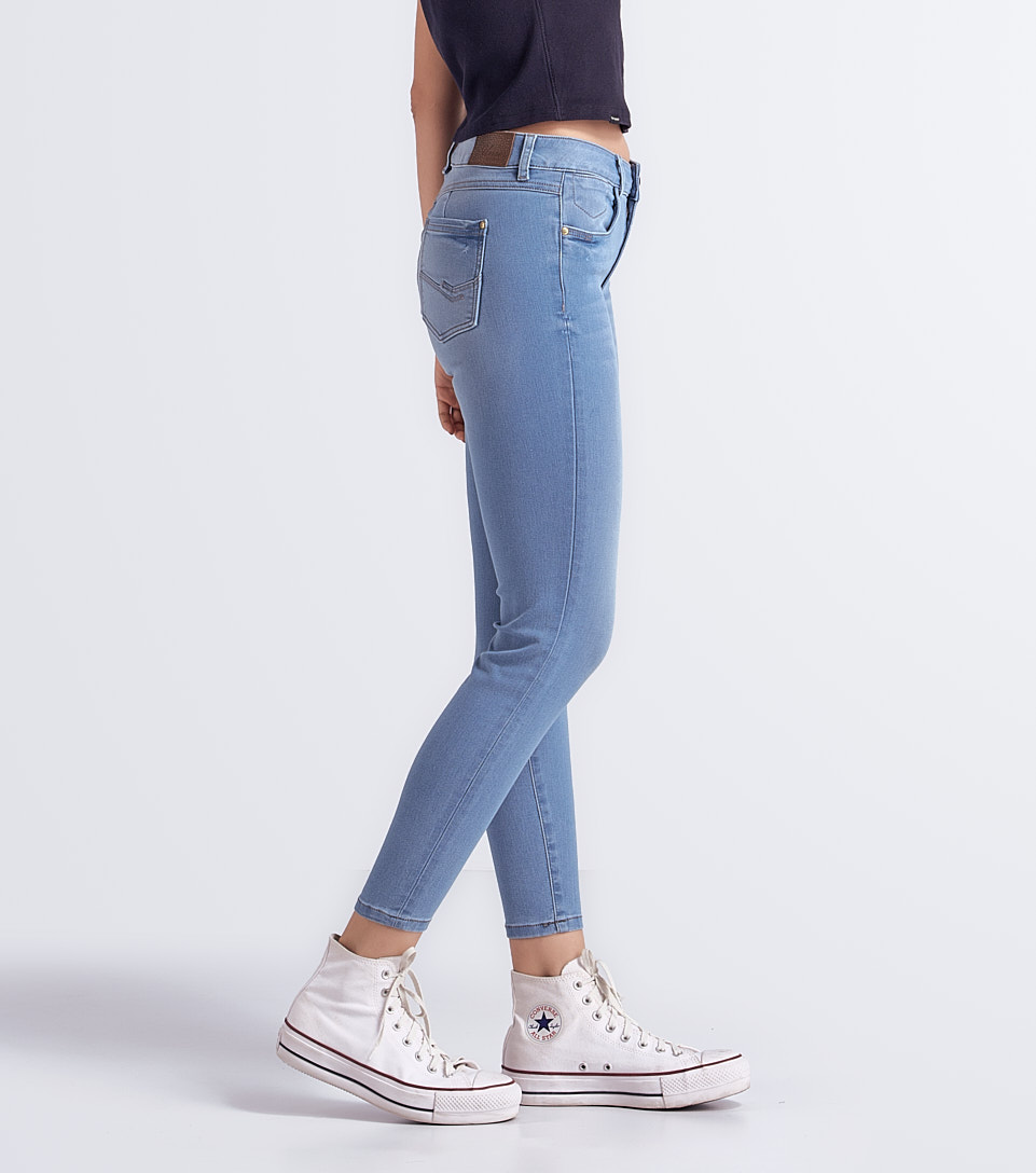Con Tenis Jean Azul Claro Mujer Outfit Jean Azul Claro Tiro Alto