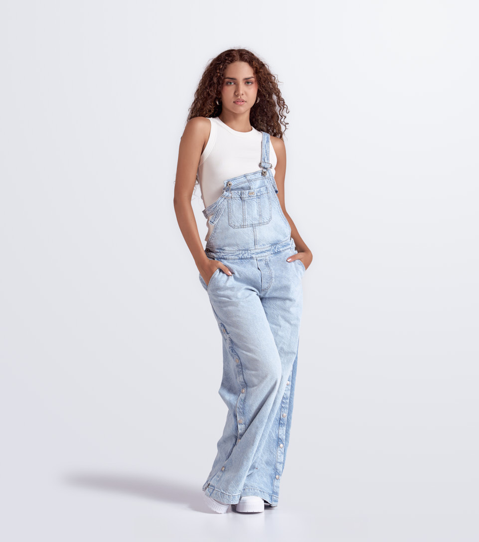 Al Costado Pantalones De Mezclilla Abiertos De Las Piernas