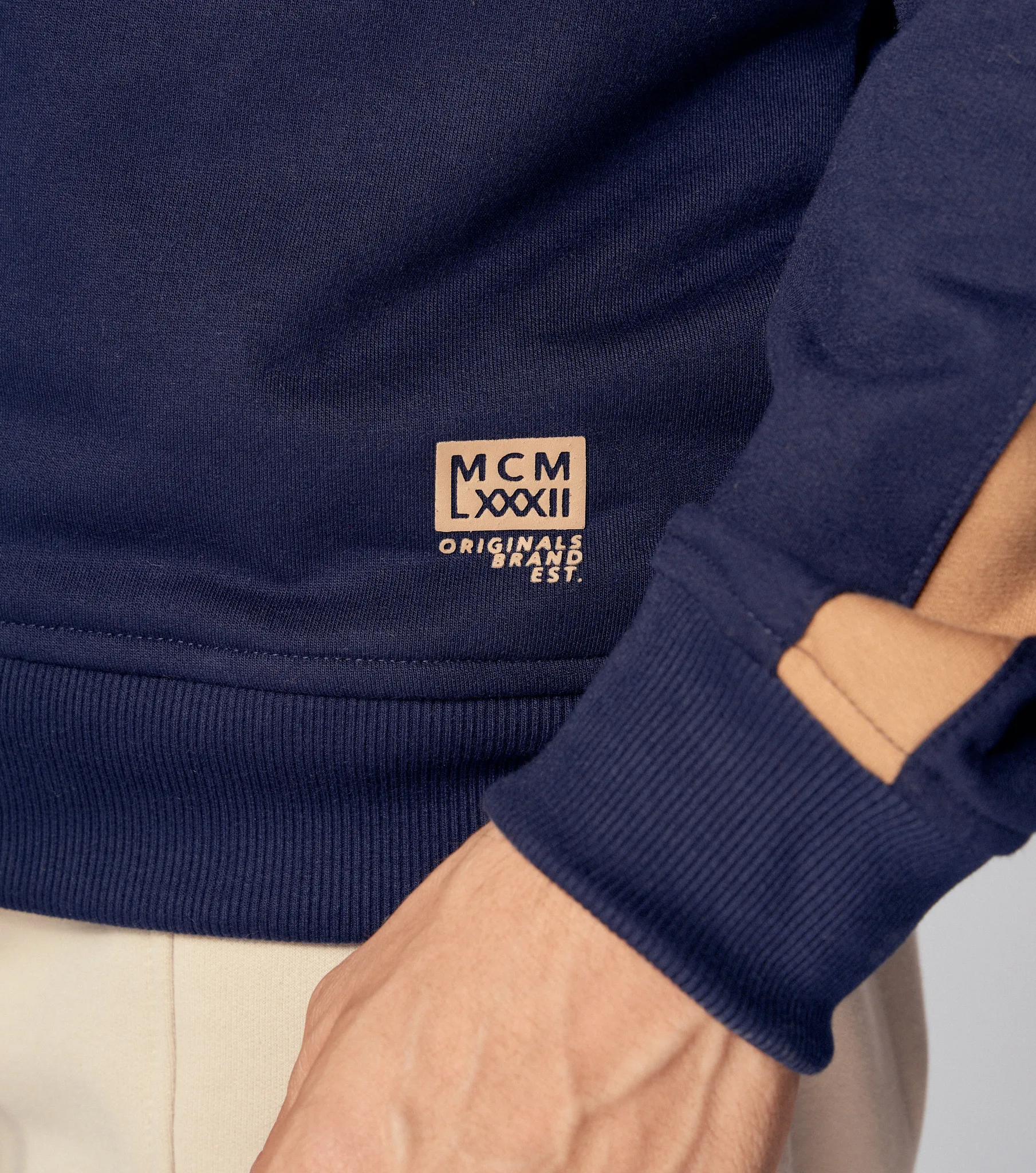 Buzo Para Hombre De Cremallera Y Combinacion De Cortes En Mangas 831780 AV