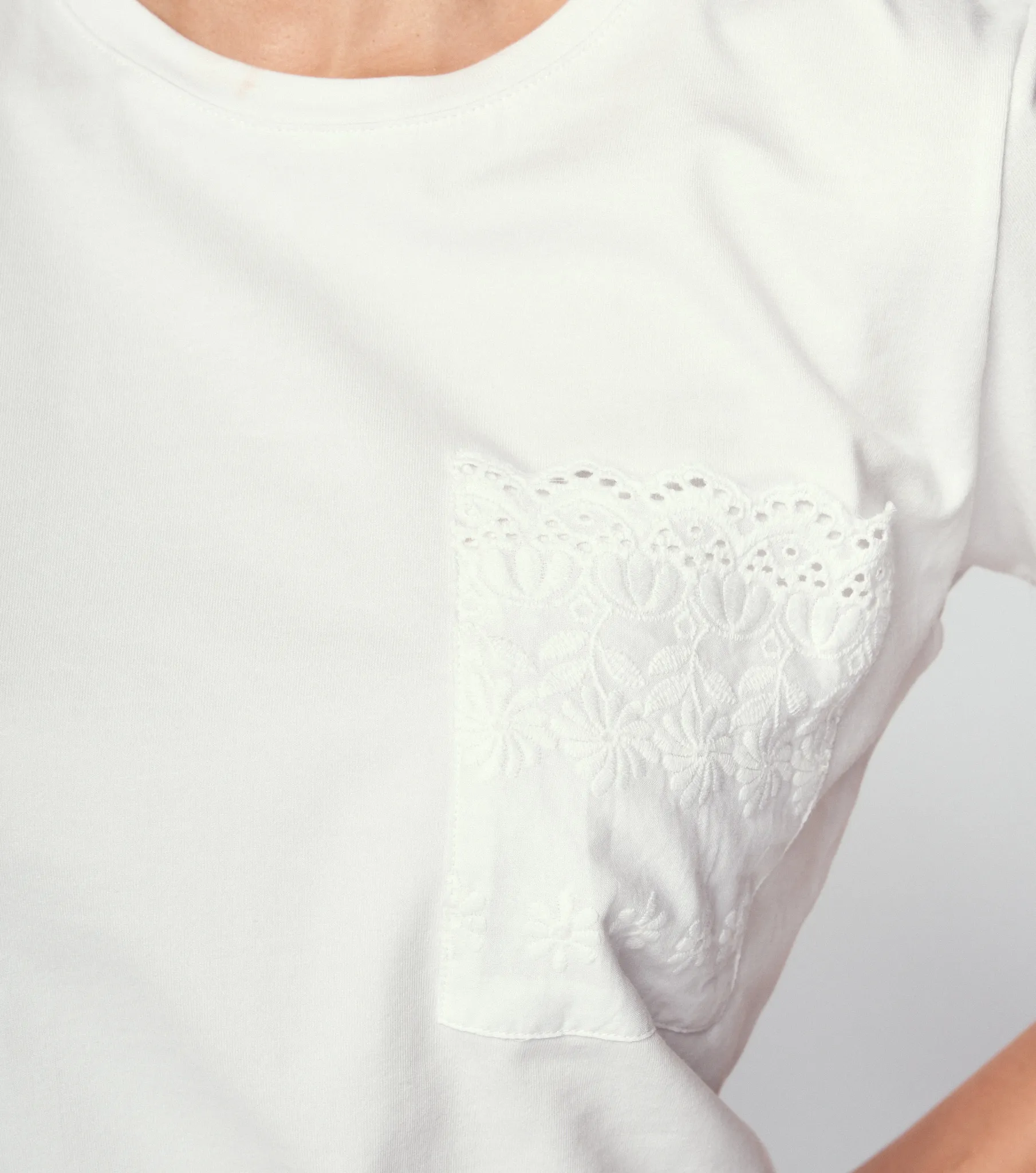 Camila Camiseta Con Bolsillo En Ojalillo Derek Lovely 835006 BL