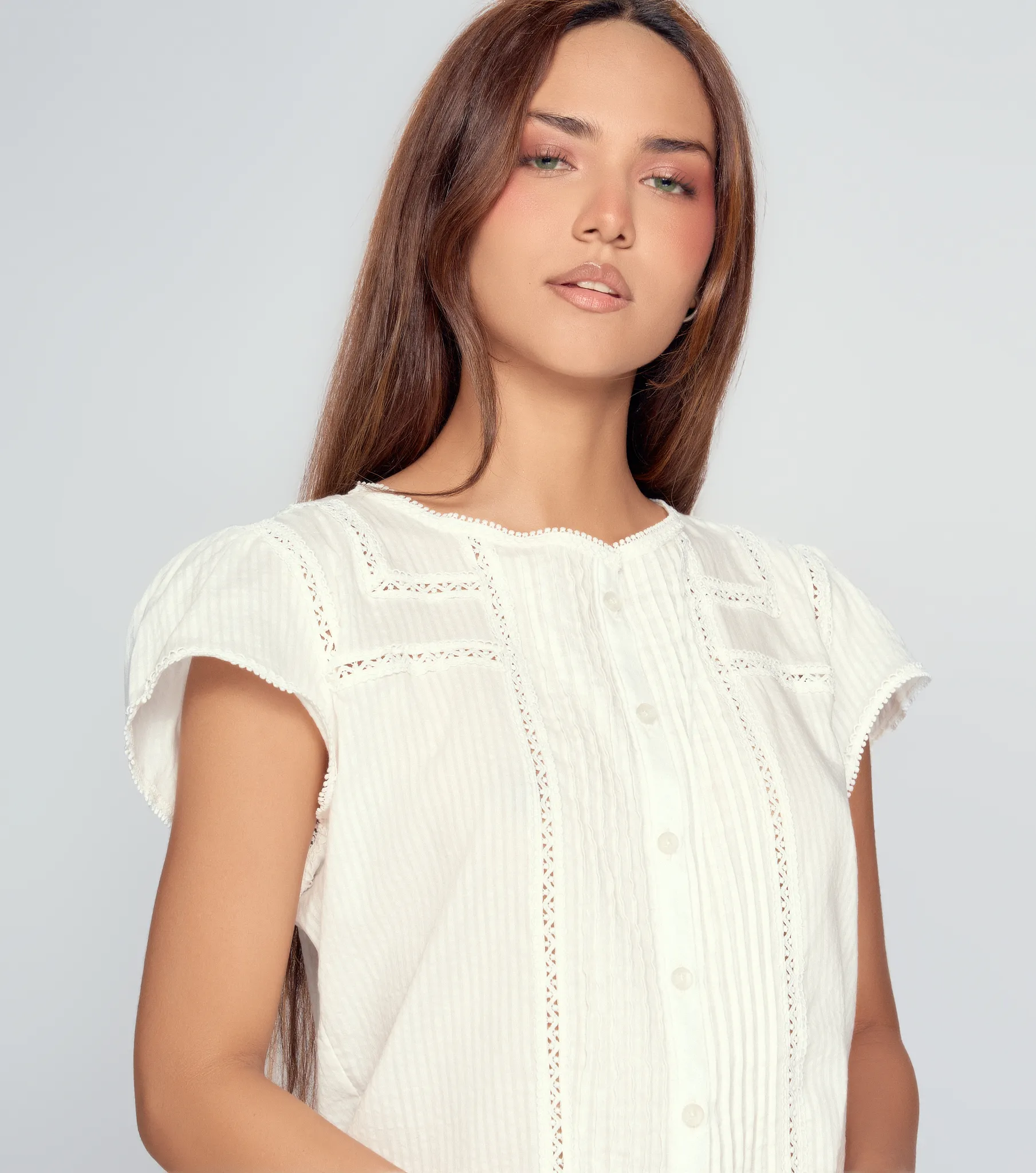 Kloe Blusa Unicolor Con Encaje Y Alforzas Unser 831818 BL