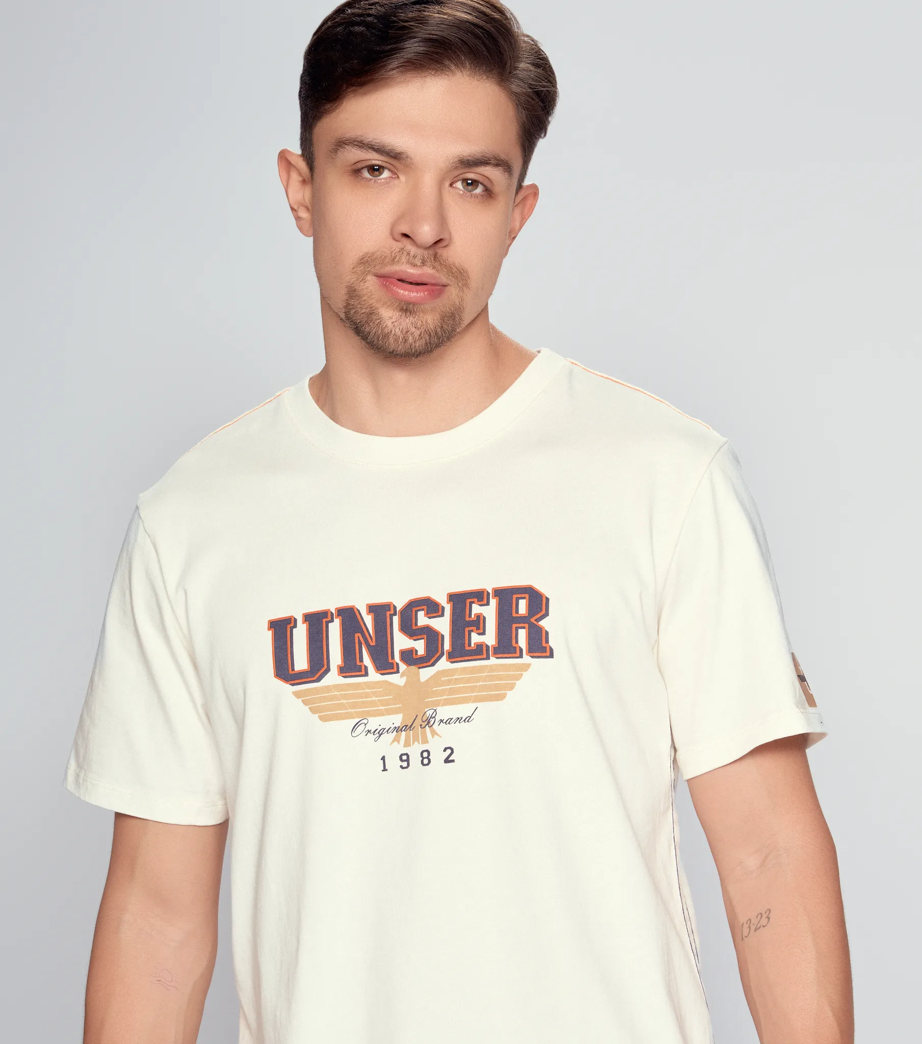 Camiseta para hombre molderia comfort unicolor con estampado unser