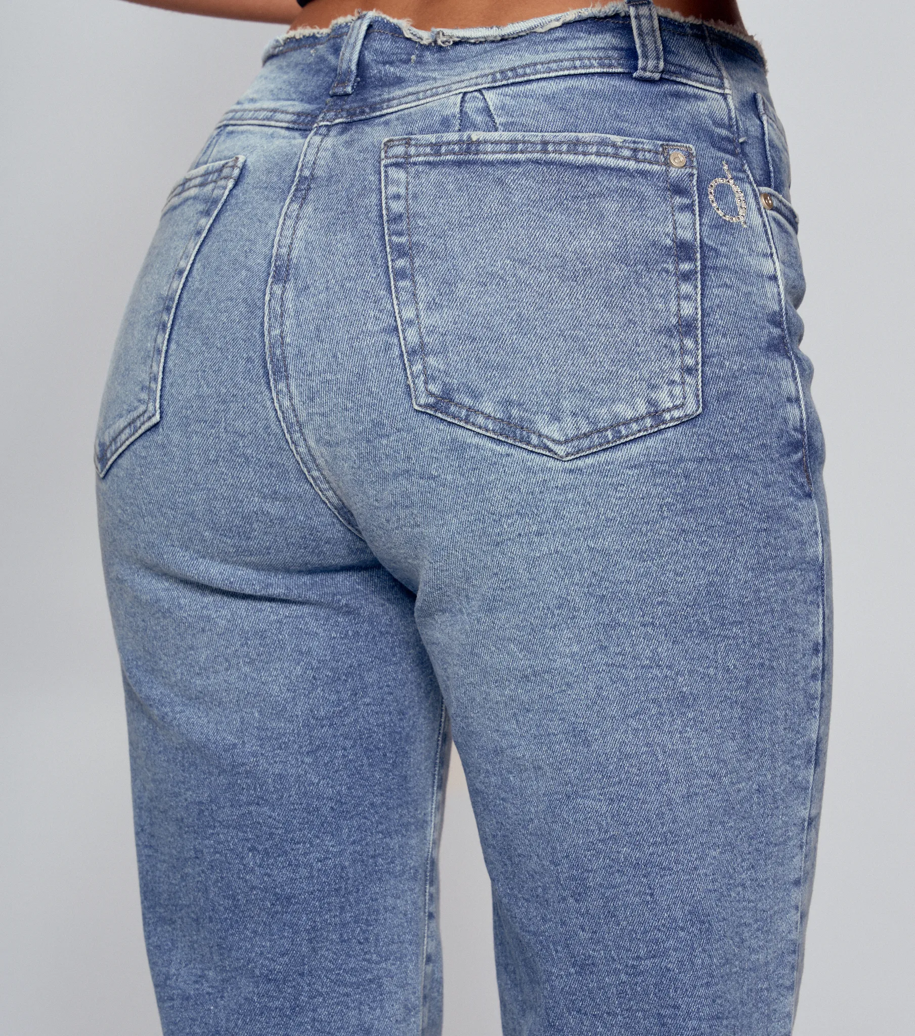 Jean para mujer sin pretina con proceso barcelona kendall derek