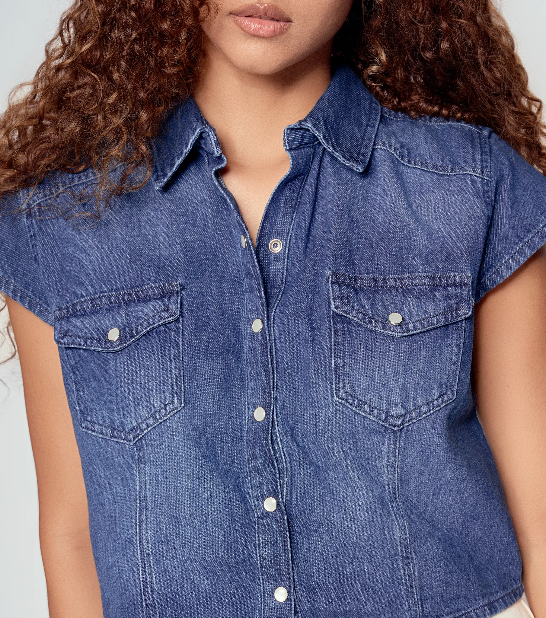 Blusa En Indigo Con Broches Y Proceso Kate Derek 834692 AZ