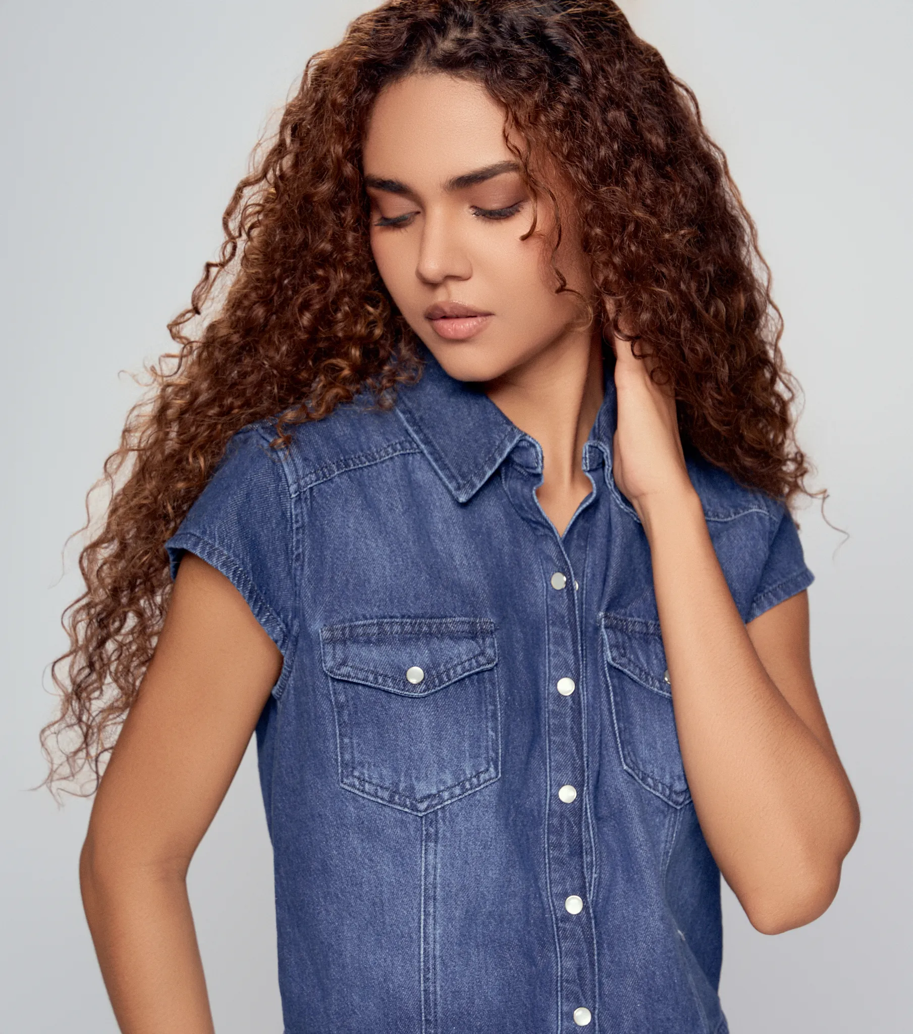 Blusa En Indigo Con Broches Y Proceso Kate Derek 834692 AZ