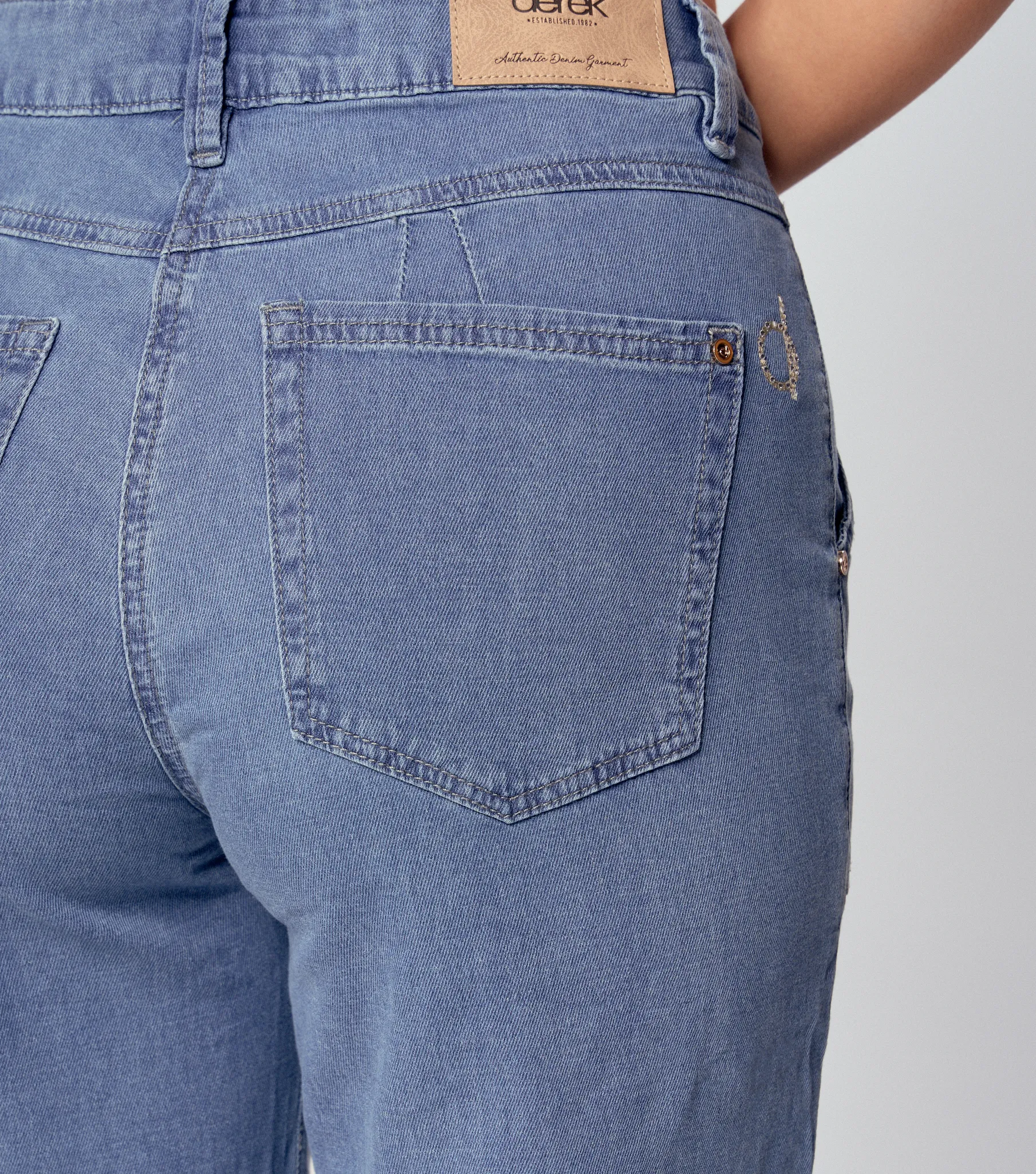 Jean Para Mujer Con Bolsillos Parche Barcelona Vanessa Derek 834778 AZ