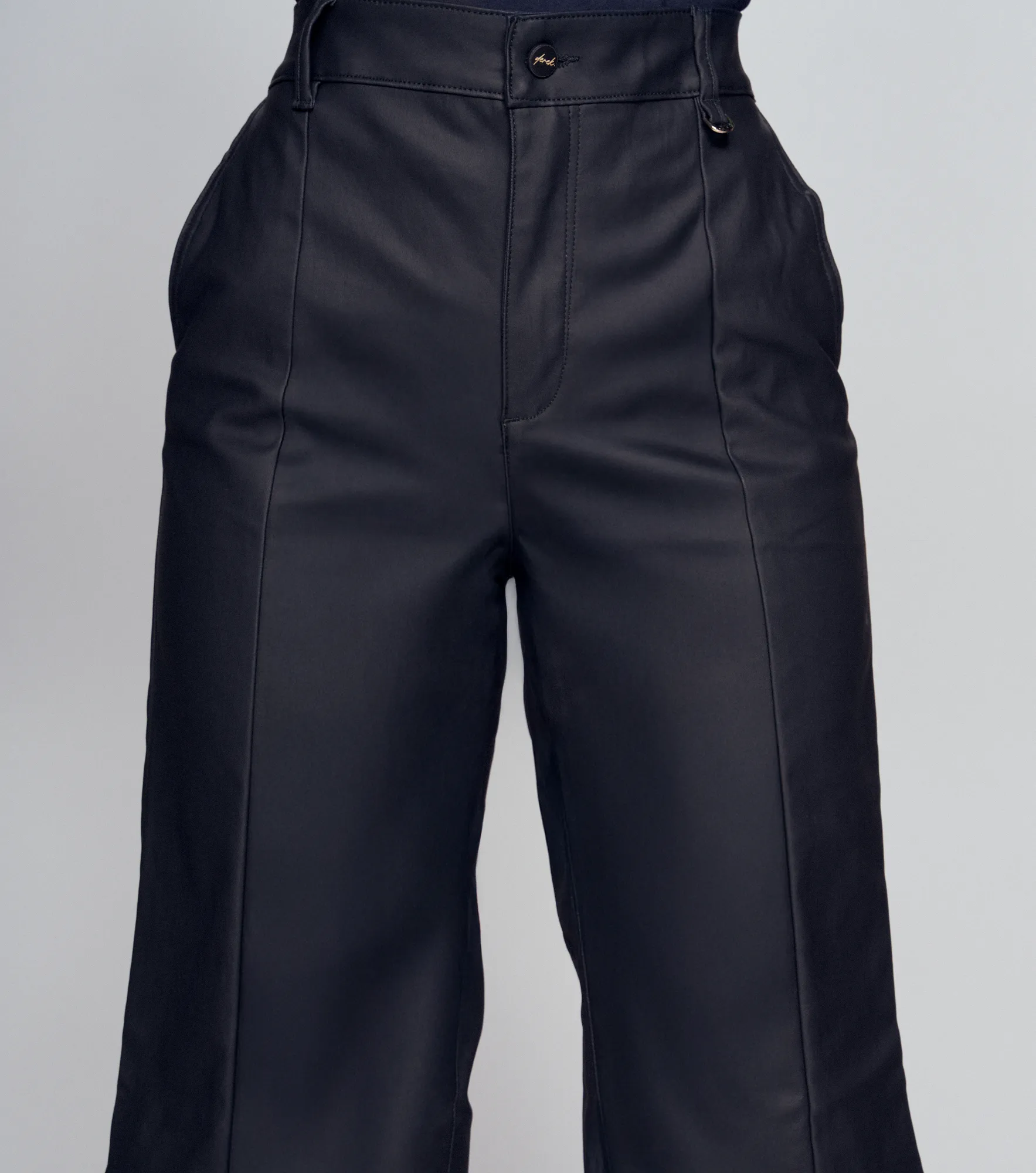 Bermuda Efecto Cuero Unicolor Derek 834906 NG