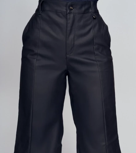 Bermuda Efecto Cuero Unicolor DerekNG