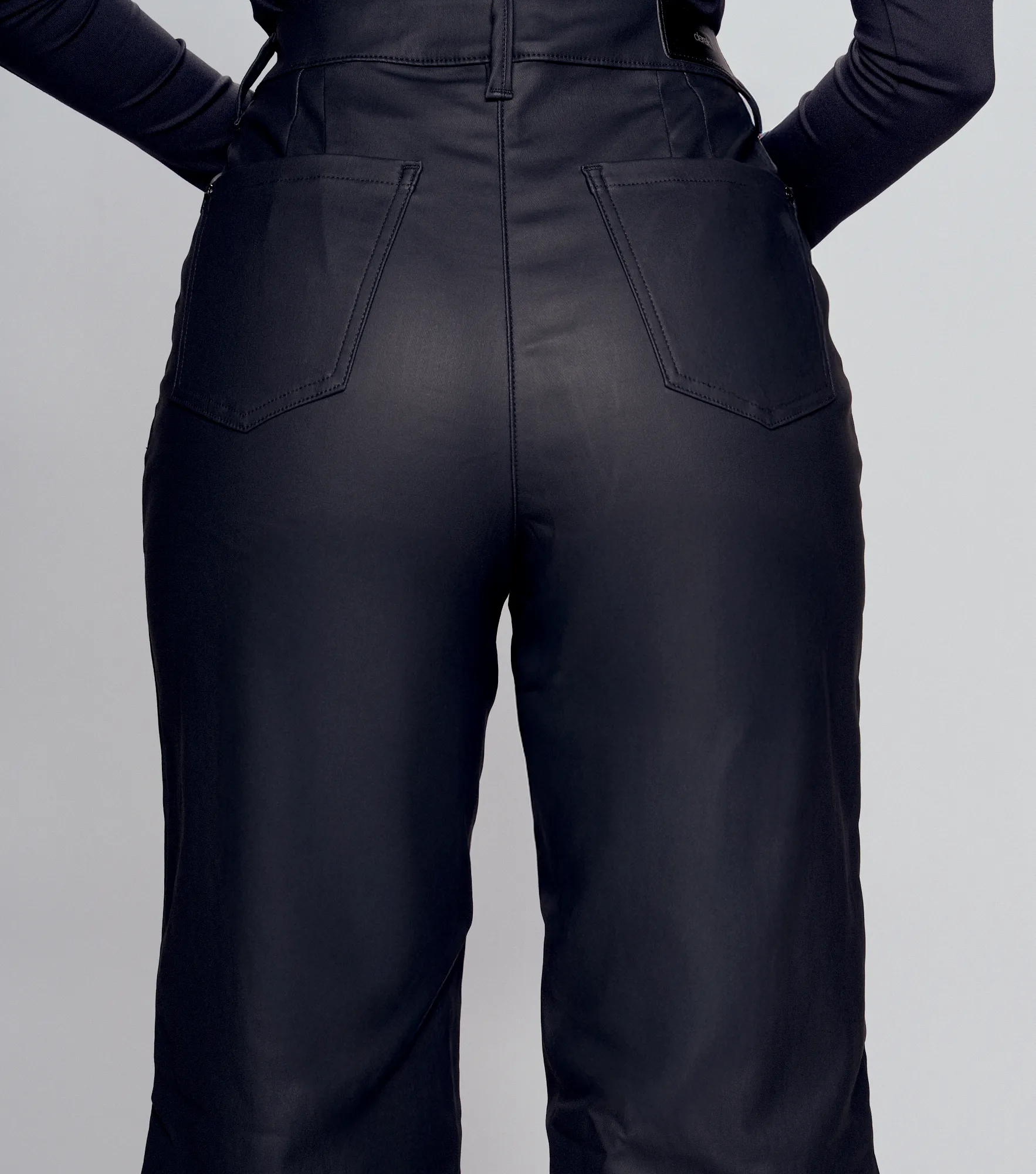 Bermuda Efecto Cuero Unicolor Derek 834906 NG