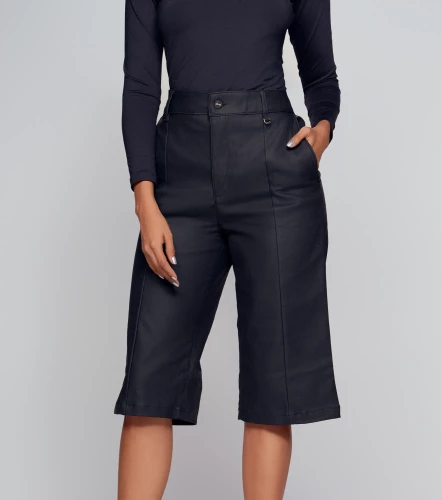 Bermuda Efecto Cuero Unicolor DerekNG