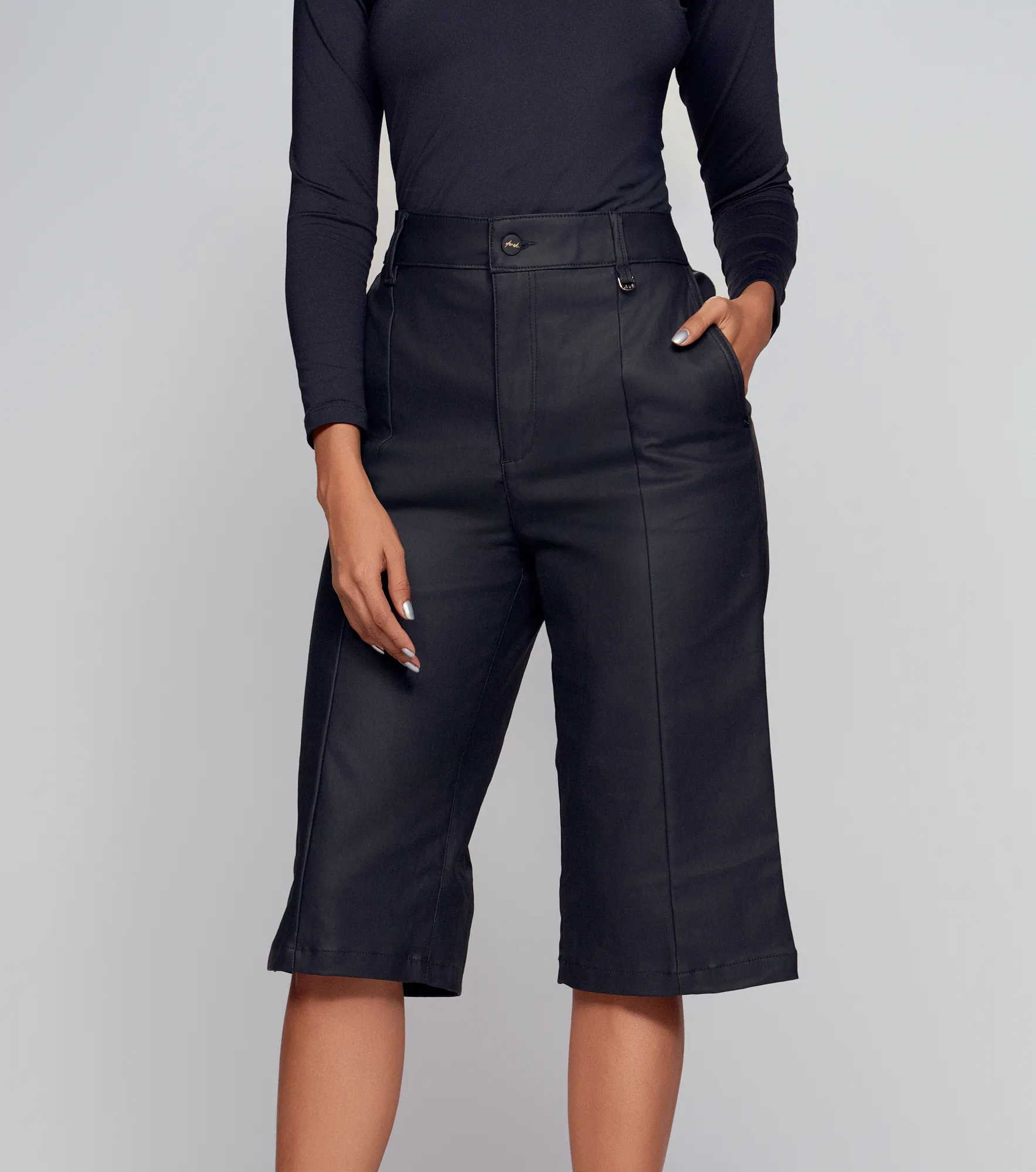 Bermuda Efecto Cuero Unicolor Derek 834906 NG