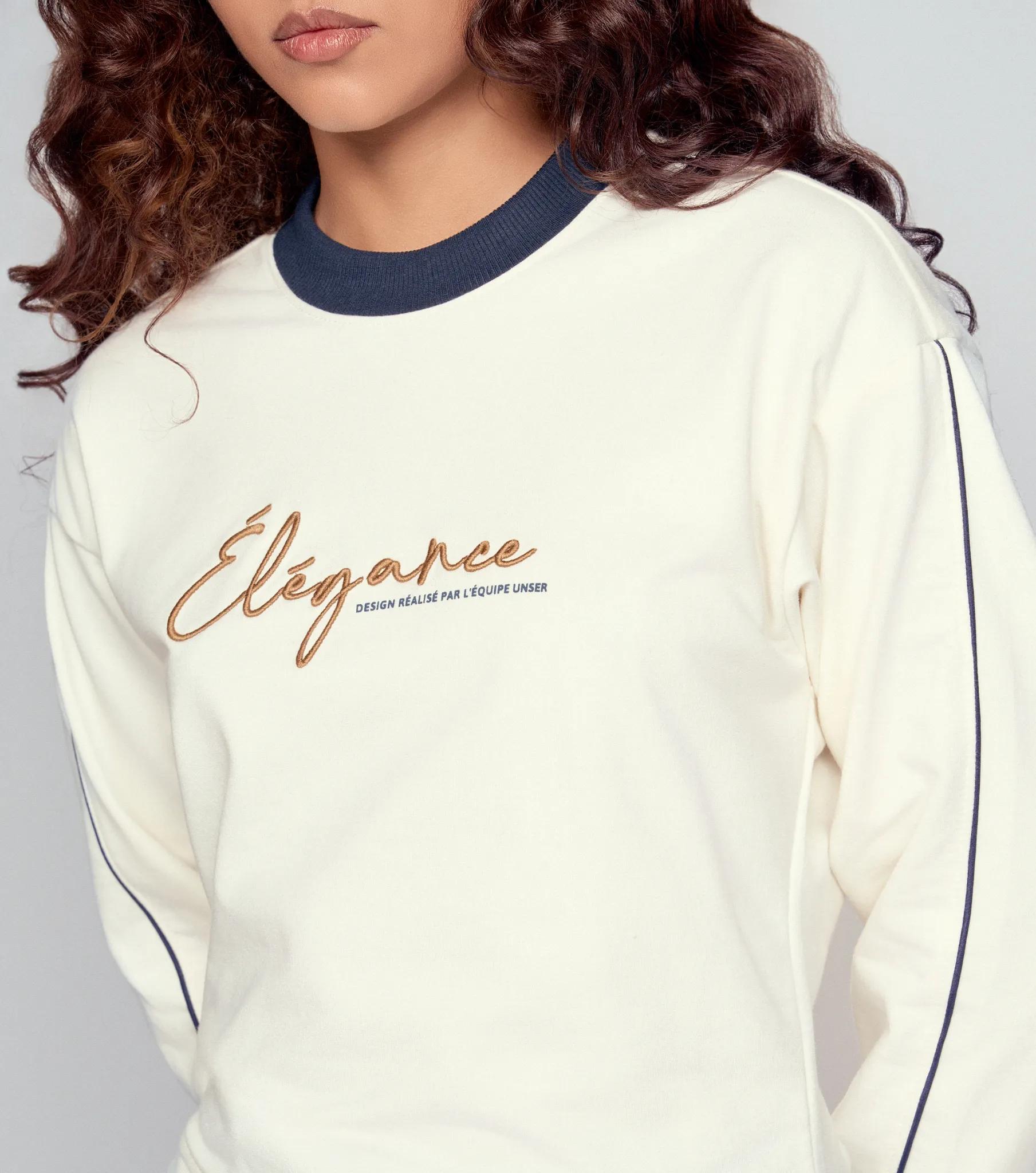 Astrid Buzo Con Bordado Delantero Y Vivo Contraste En Manga Unser 832726 AR