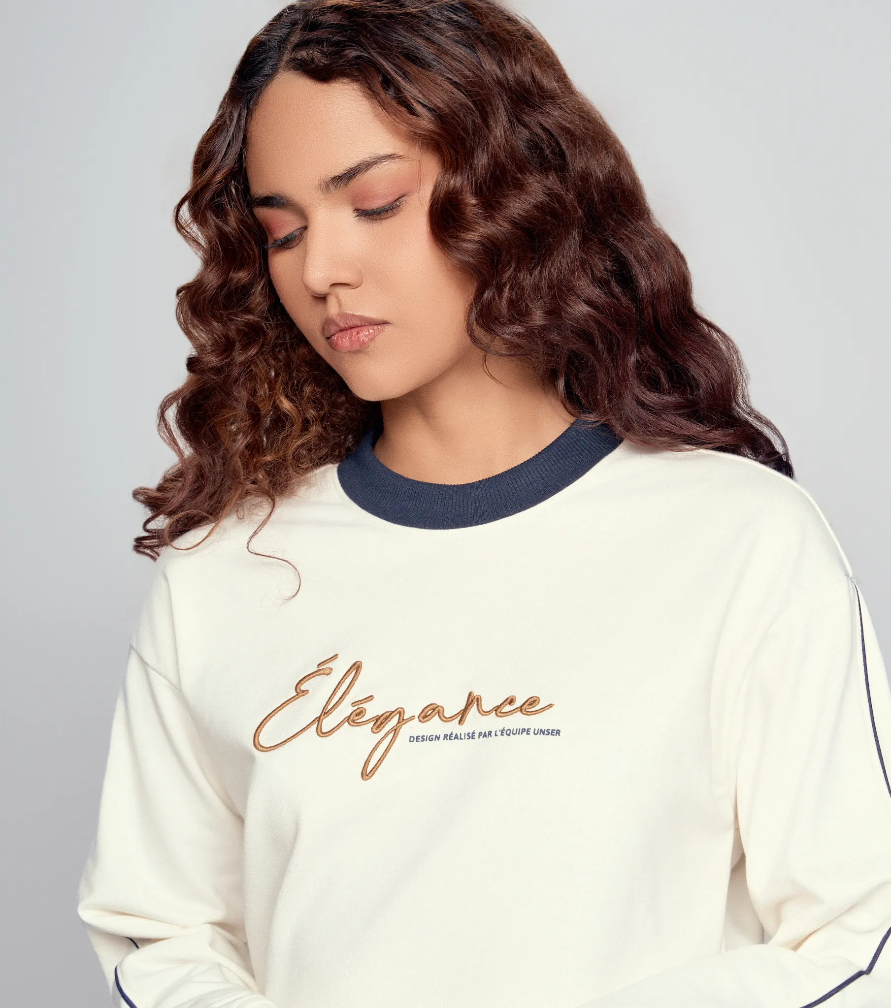 Astrid Buzo Con Bordado Delantero Y Vivo Contraste En Manga Unser 832726 AR