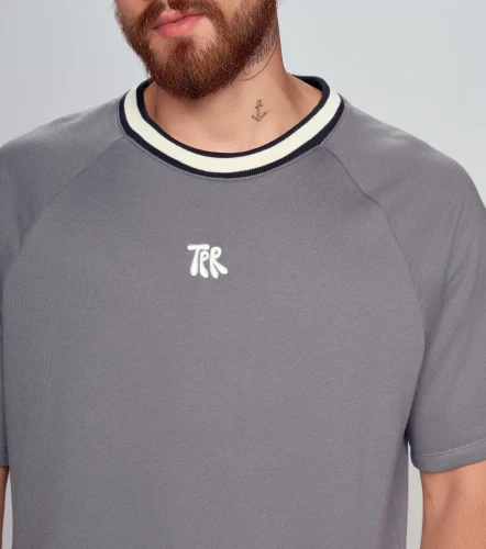 Niall T Shirt Oversise Bordada Con Cuello Tejido TyperGR