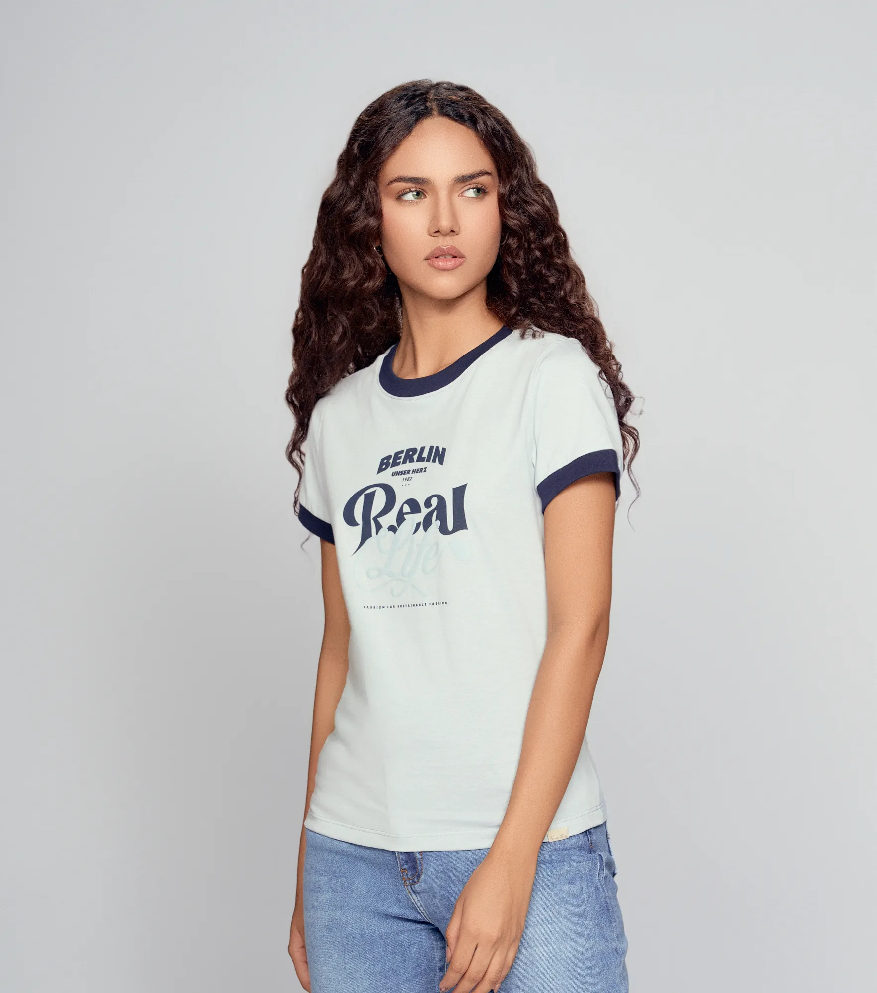 Fernanda T Shirt Unicolor Con Estampado Delantero Punos Y Cuello En Contraste UnserAC