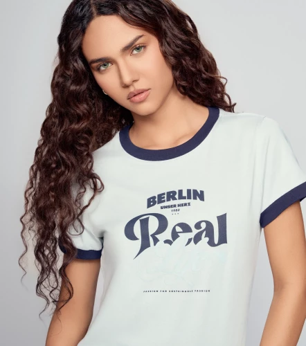 Fernanda T Shirt Unicolor Con Estampado Delantero Punos Y Cuello En Contraste UnserAC