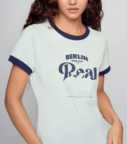 Fernanda T Shirt Unicolor Con Estampado Delantero Punos Y Cuello En Contraste UnserAC