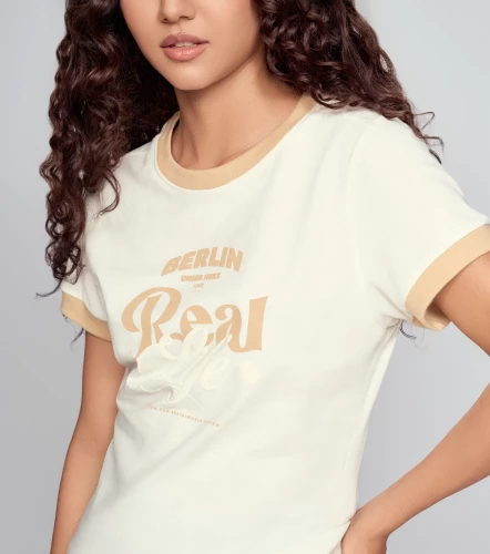 Fernanda T Shirt Unicolor Con Estampado Delantero Punos Y Cuello En Contraste UnserBL