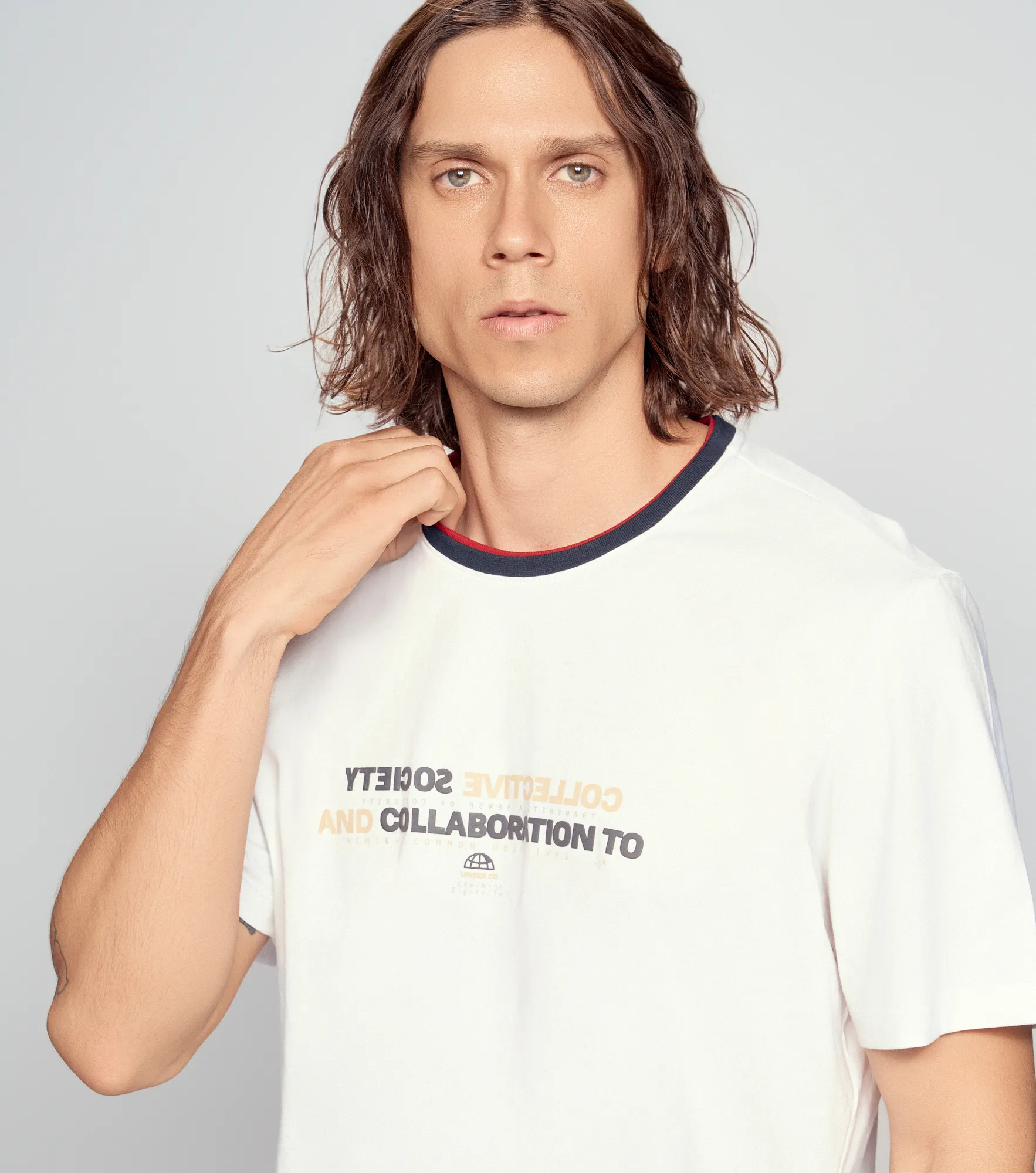 Comfort Saul T Shirt Con Cuello En Combinacion Y Estampada Unser 835459 BL