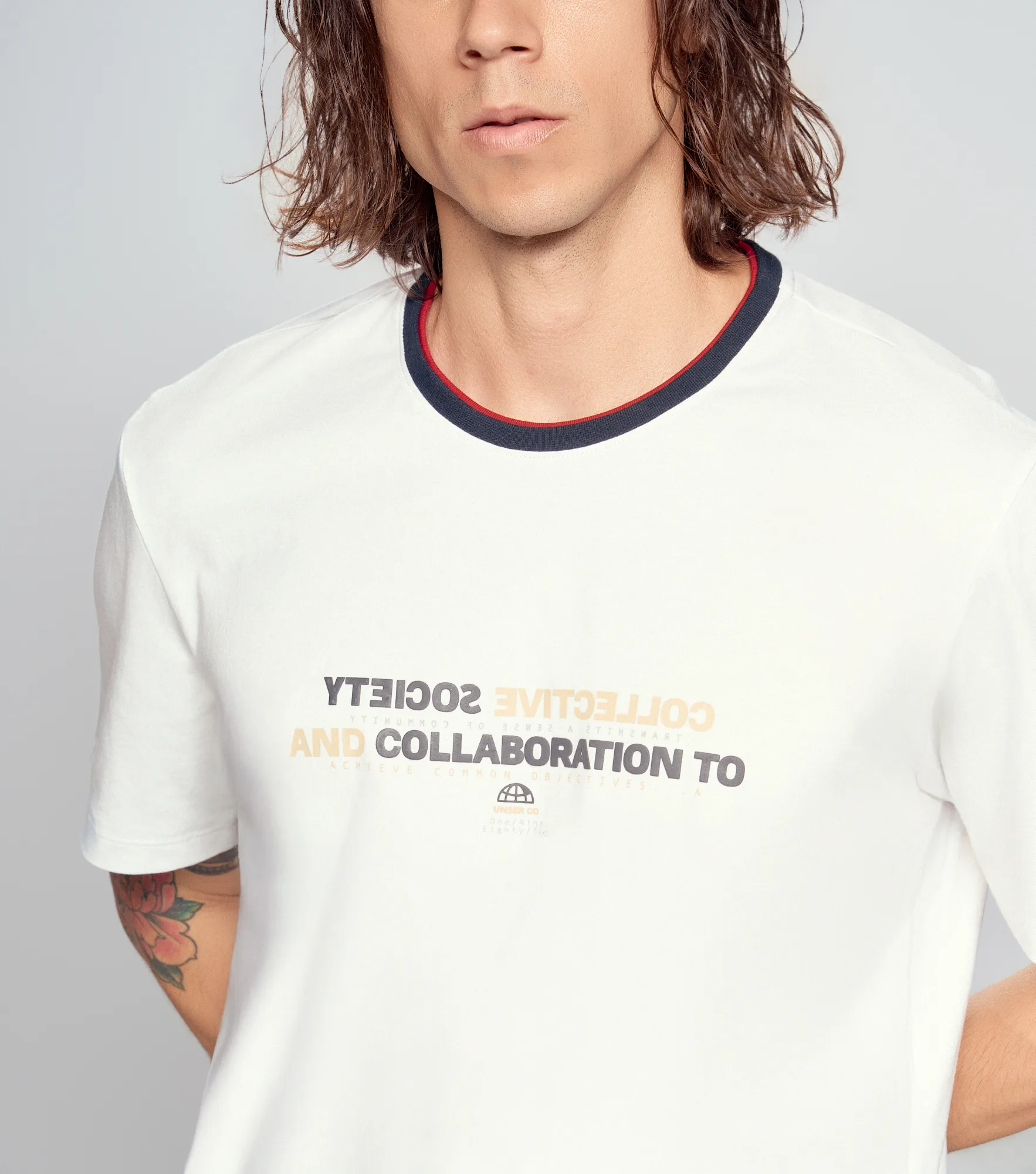 Comfort Saul T Shirt Con Cuello En Combinacion Y Estampada Unser 835459 BL