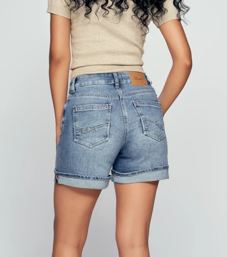 Lina Short Tipo Bermuda Con Proceso Medio Claro Y Bota Doblada UnserAZ