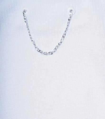 Allen Blusa Slim Asimetrica Cuello Bandeja Con Ojales Y Cadena TyperBH