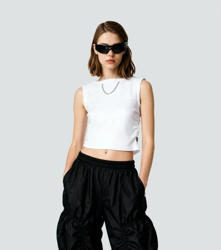 Allen Blusa Slim Asimetrica Cuello Bandeja Con Ojales Y Cadena TyperBH