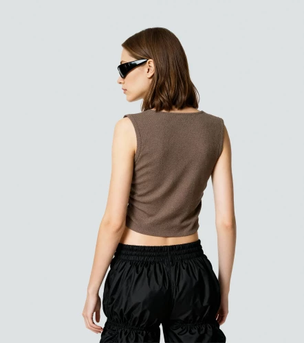 Allen Blusa Slim Asimetrica Cuello Bandeja Con Ojales Y Cadena TyperCF