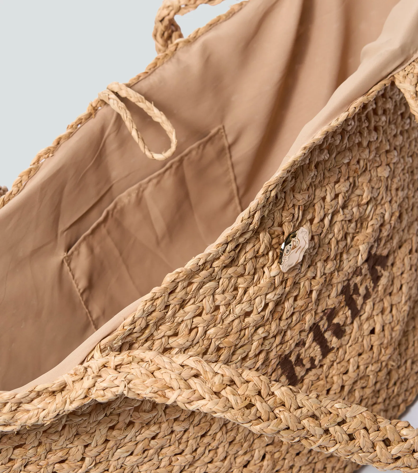 Bolso De Rafia Natural Trenzada Con Broche Cierre Unicolor Derek 838275 AR