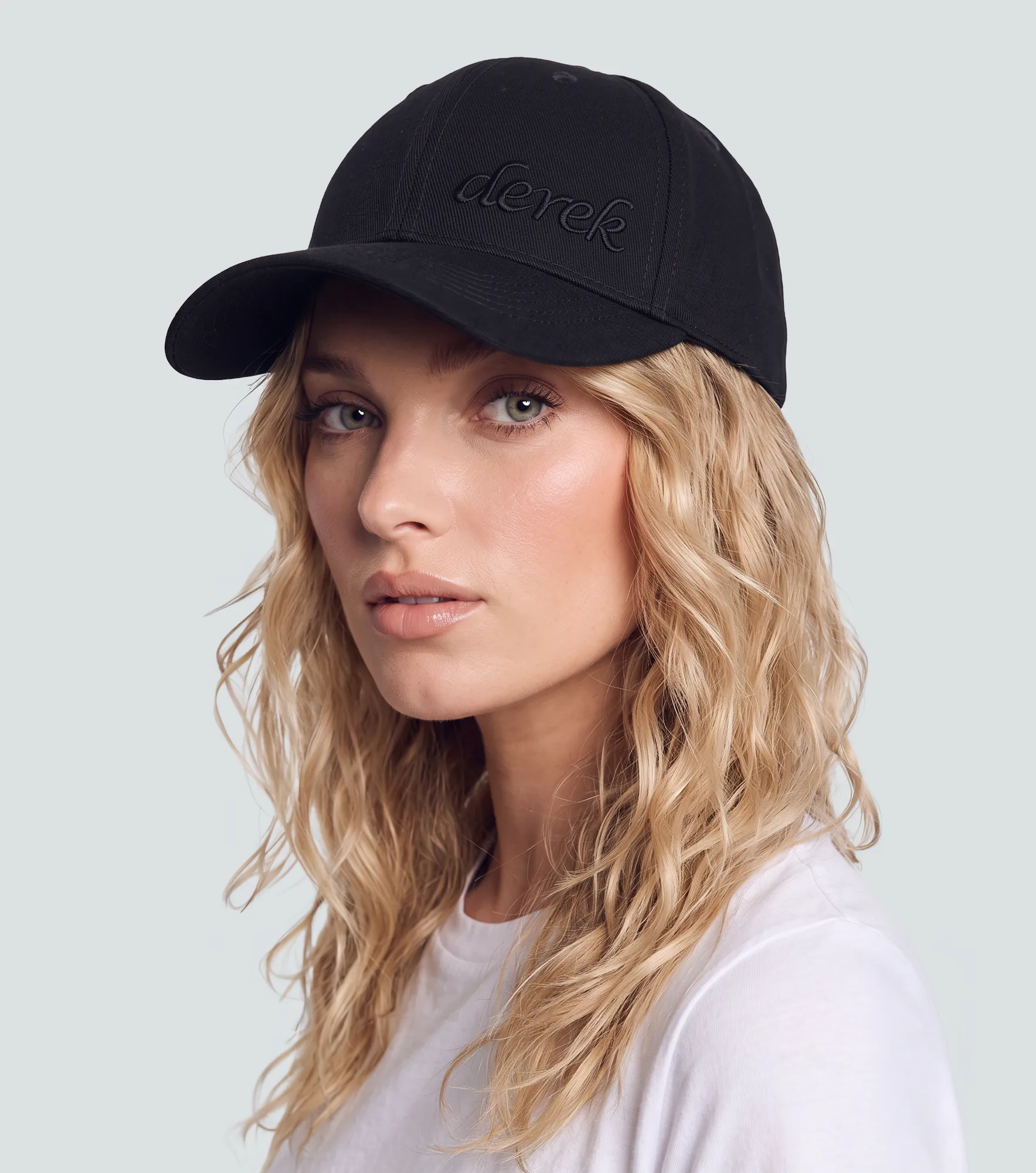 Gorra Unicolor Para Mujer Con Bordado Katia Derek 832474 NG
