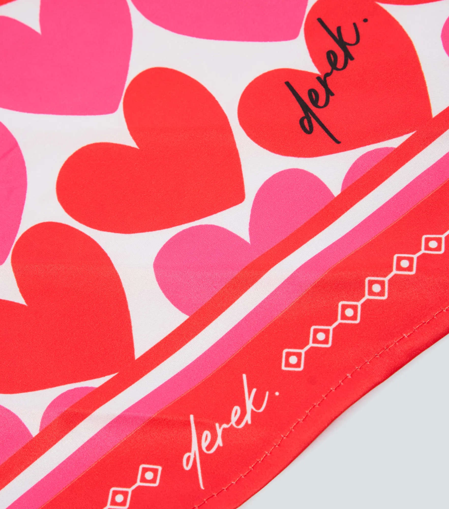 Panoleta Para Mujer Sublimada Con Grafico De Corazones Elektra Derek 839265 FS