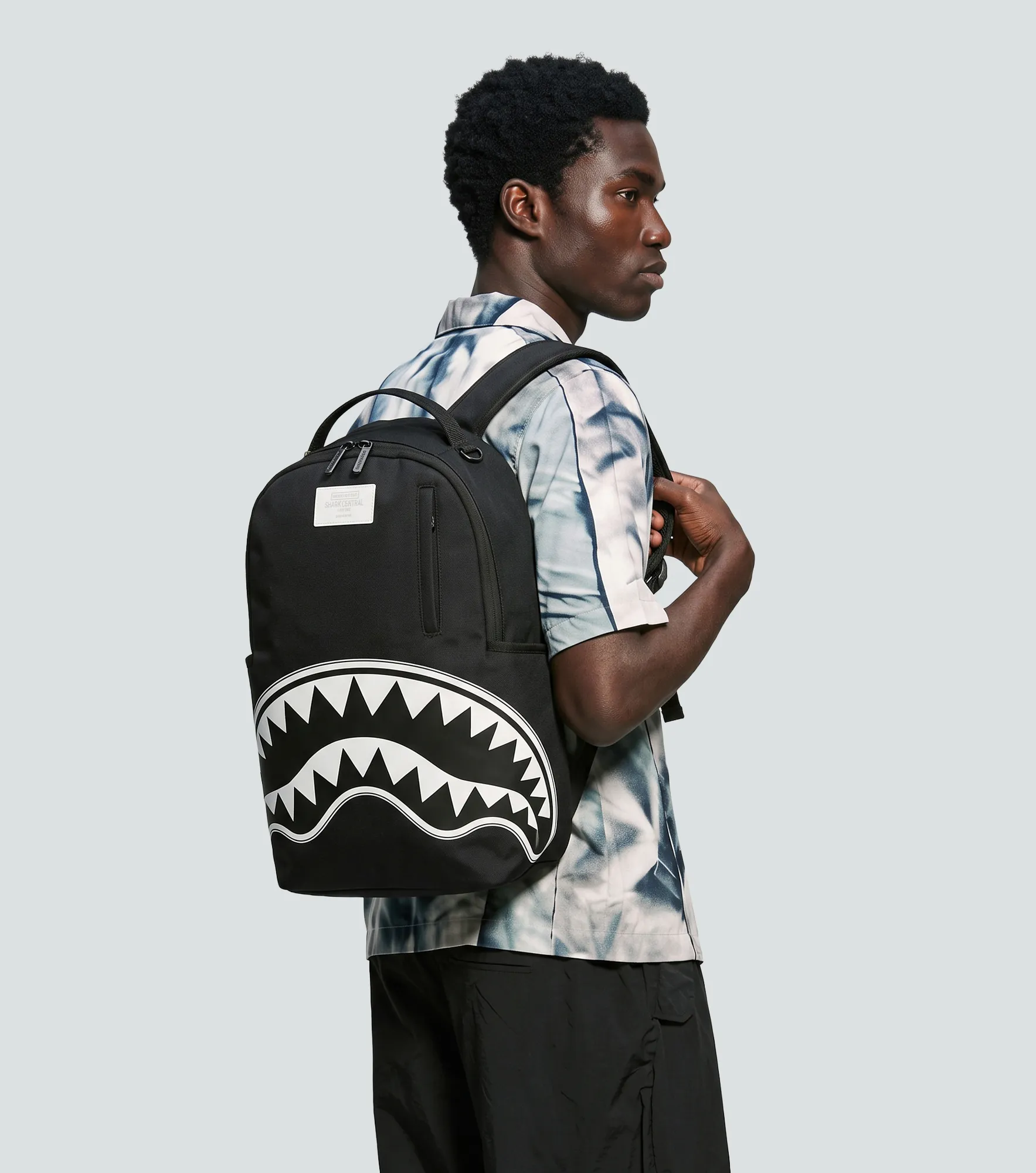 Morral Sprayground Shark Central White Stencil Shark Black Nylon 134800 NG