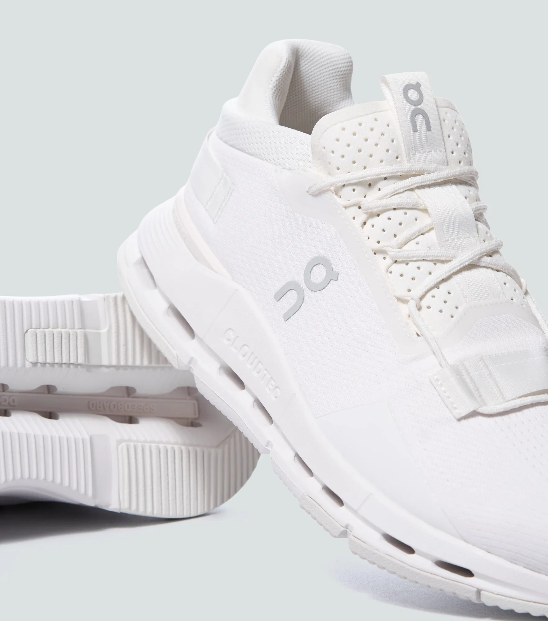 Tenis On Running Cloudnova 2 135038 BL