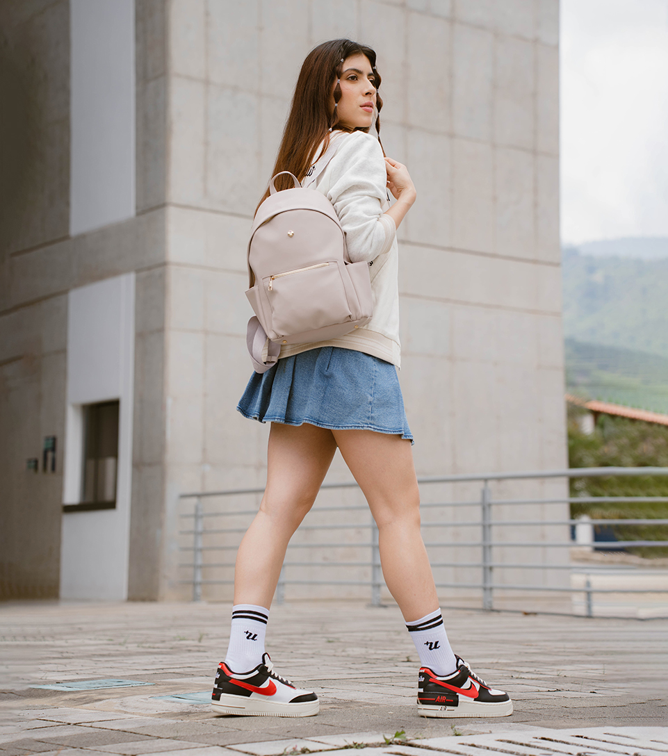 Outfit Con Tenis Blancos Altos Mujer Shorts Calcetas Largas Con